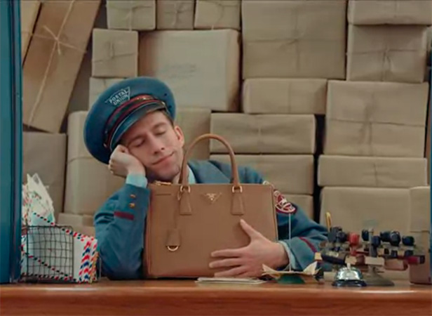 Короткометражка о сумках Prada и почтальоне