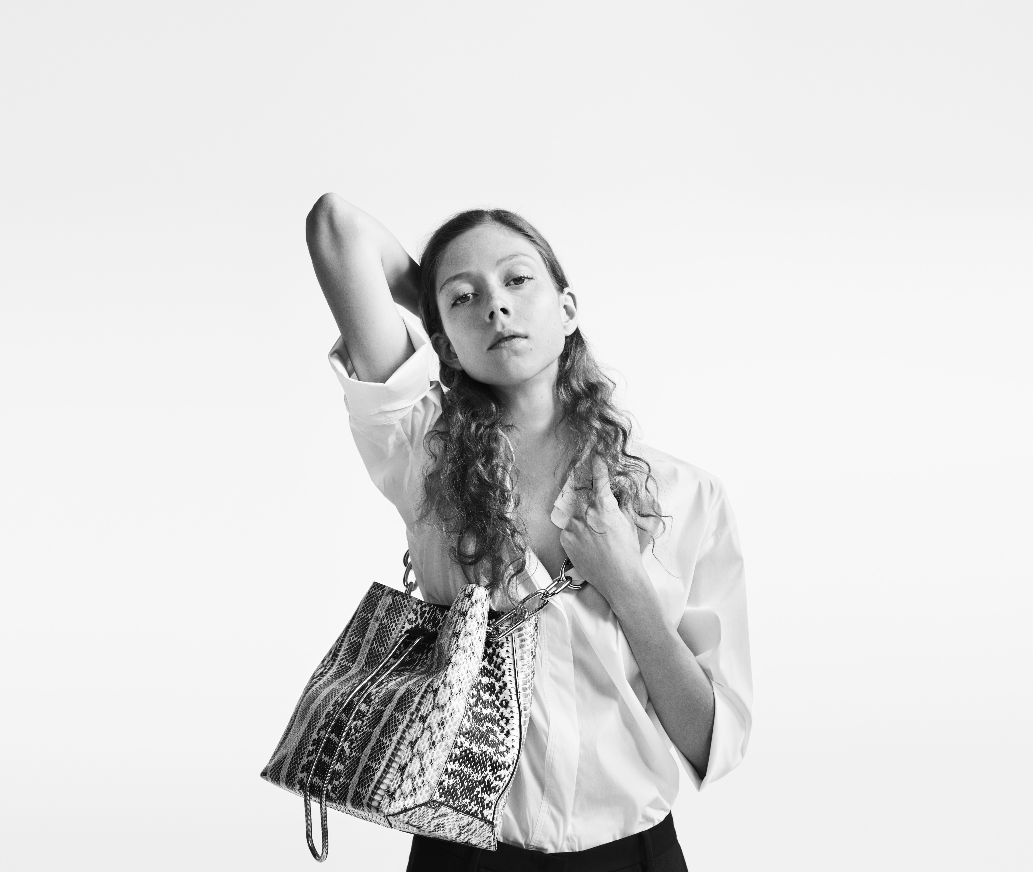 06_CKPL_s17_w_shirt white pant black handbag snakeskin