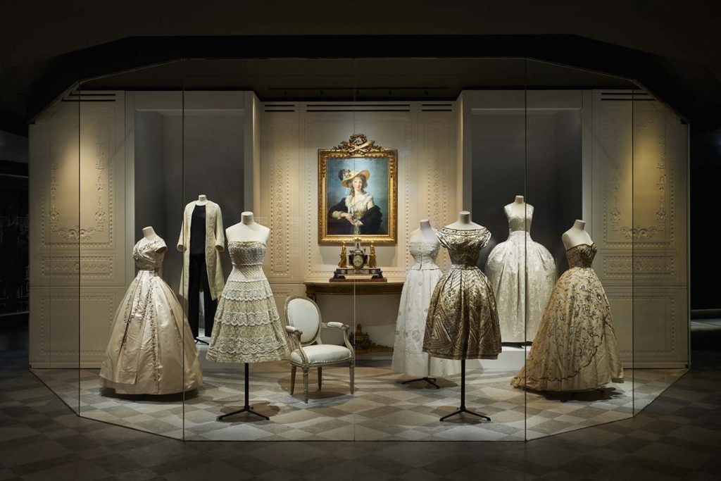 Dior ОТМЕТИТ 70-ЛЕТИЕ МАСШТАБНОЙ ВЫСТАВКОЙ